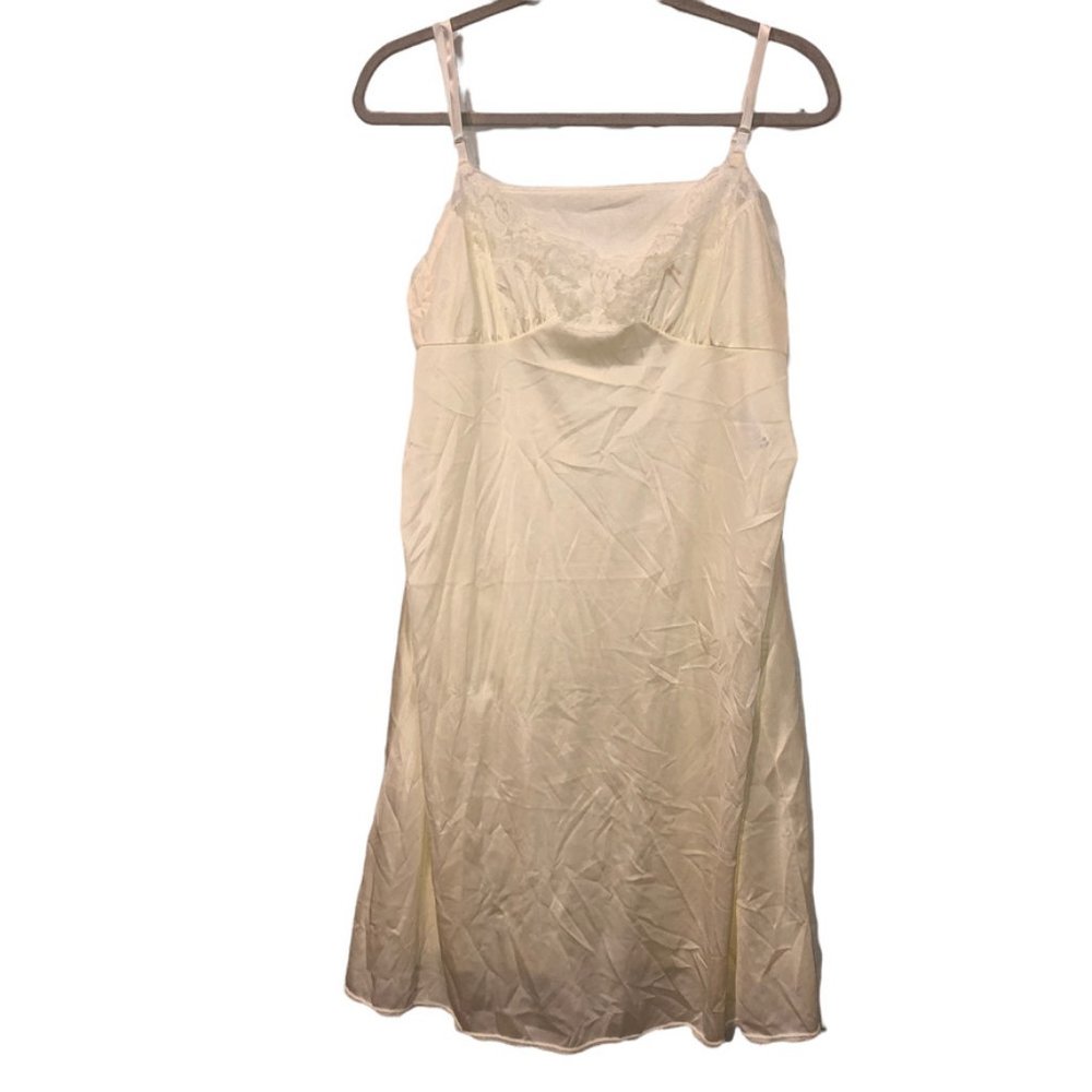 Vassarette Vintage 1970s ivory lace trim slip 46 L